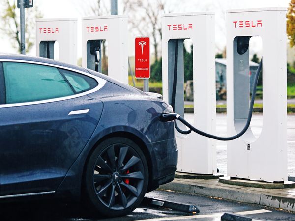 Tesla正測試Supercharger阻塞裝置，以防止汽油車霸佔充電站！